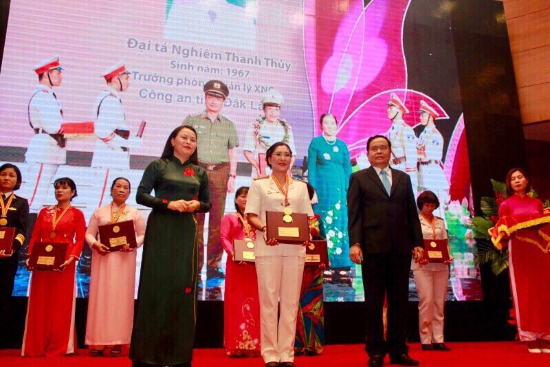 Bông hồng thép dịu dàng